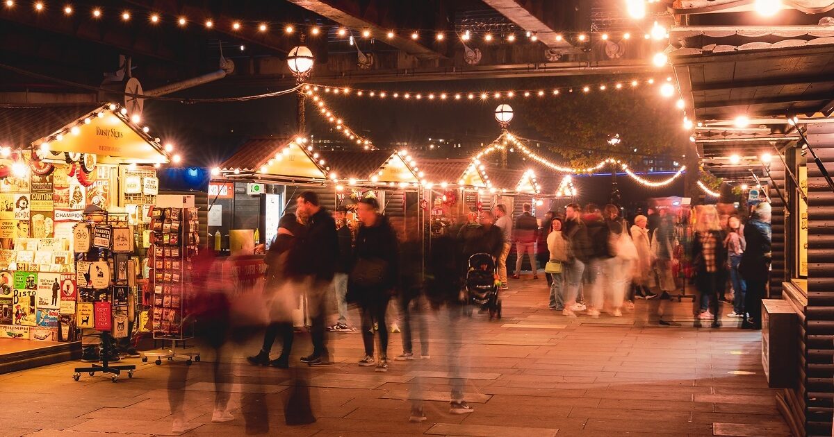 https://southbank.london/content/images/native-transforms/_1200x630_crop_center-center_82_none/christmas-market-southbank-centre-lights-at-night.jpg?mtime=1697623898